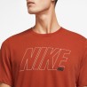 CAMISETA NIKE Dri-FIT Mens Graphic Training SU22 DM6255 ROJA HOMBRE MANGA CORTA ALGODON